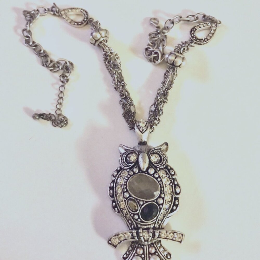 LARGE OWL PENDANT NECKLACE RHINESTONE EYES SILVERTONE STONE BELLY J0394
